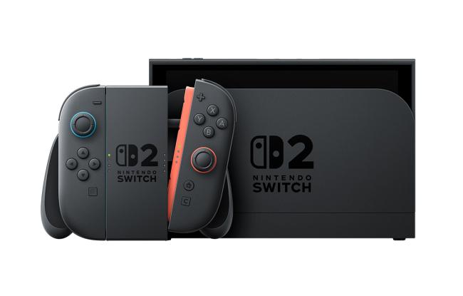 Nintendo Switch 2 i dock med Joy-Con 2 i greb fra Mario Kart World-konsolpakken